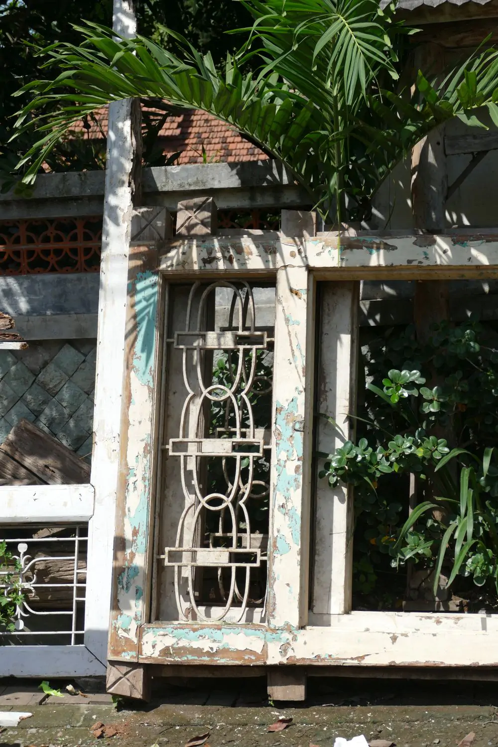  Product image 3 of the product “Antique door made from teak wood with top square carving, 145cm length, 16cm width, and 275cm height ”